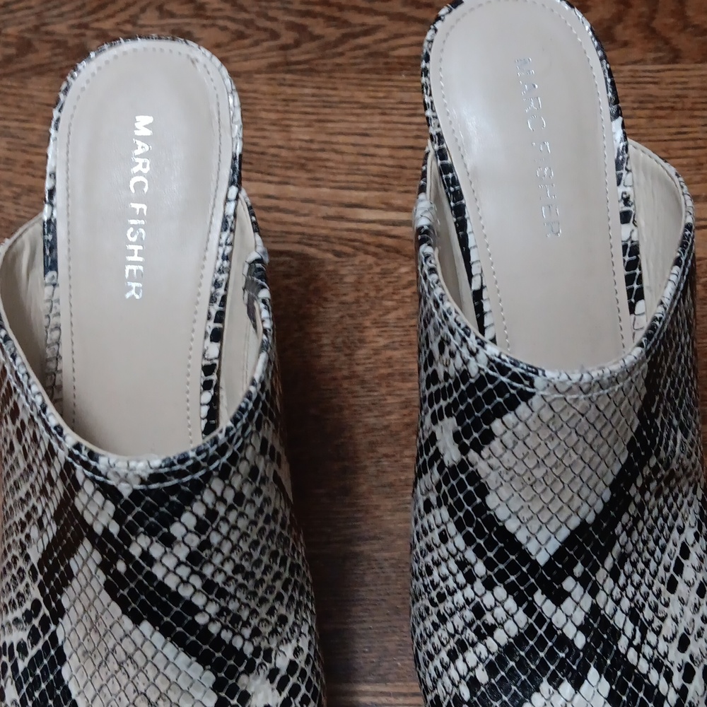 Size 8.5 MARC FISHER FAUX SNAKE SKIN CORKSCREW WEDGES - Picture 2 of 8